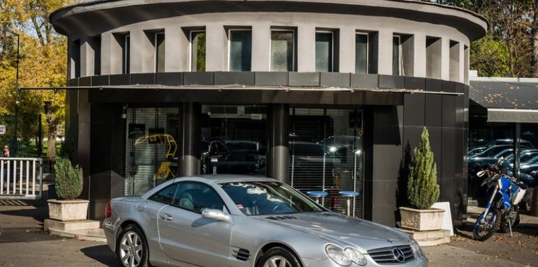 Взимат имота на култова автокъща в София